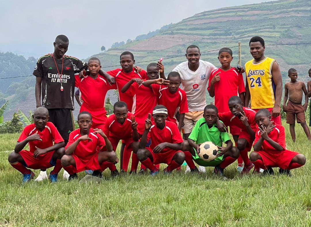 ußballmannschaft mit neuer Ausrüstung – Gruppenfoto