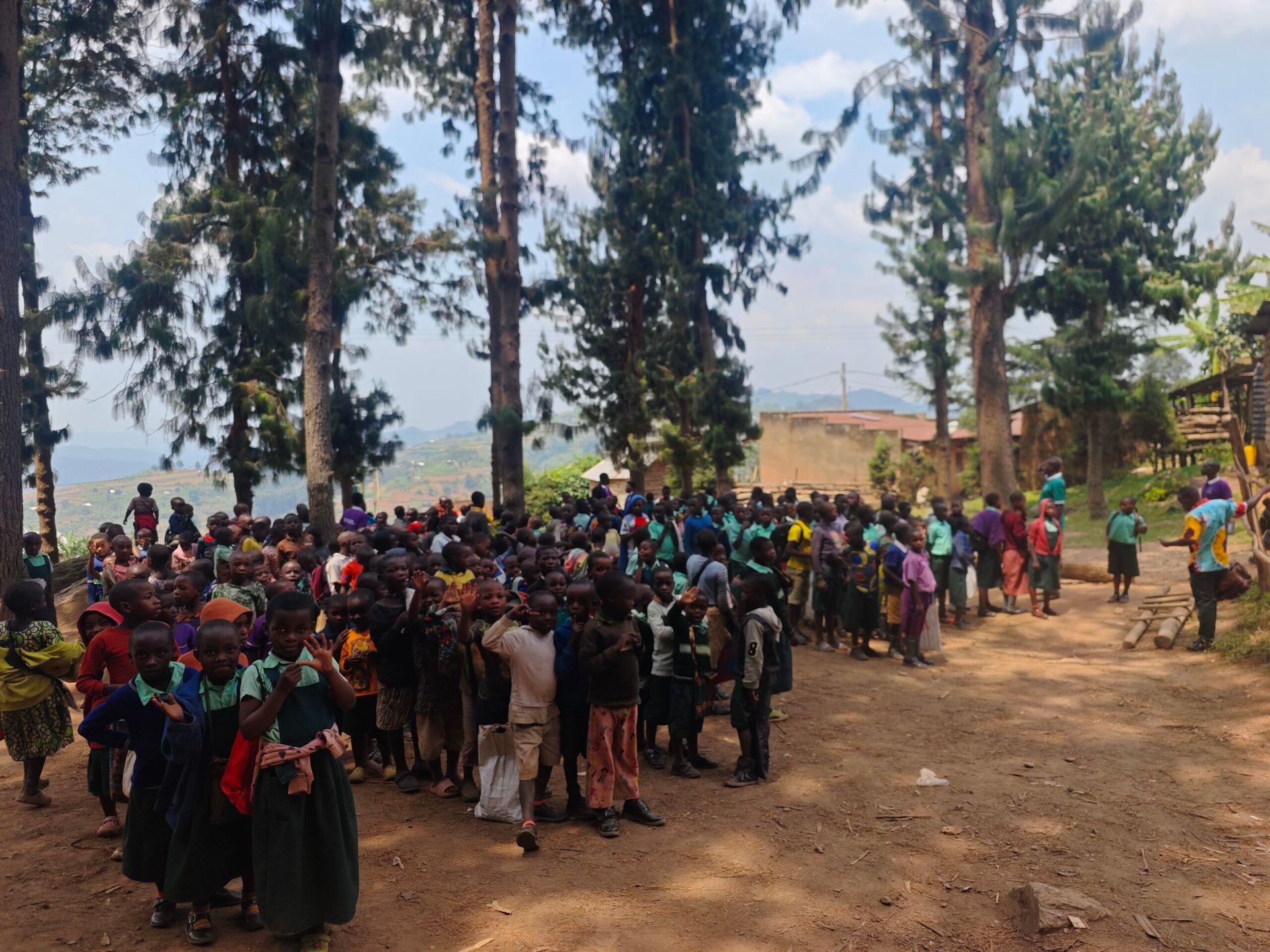 Schülerinnen und Schüler beim Klassenappell