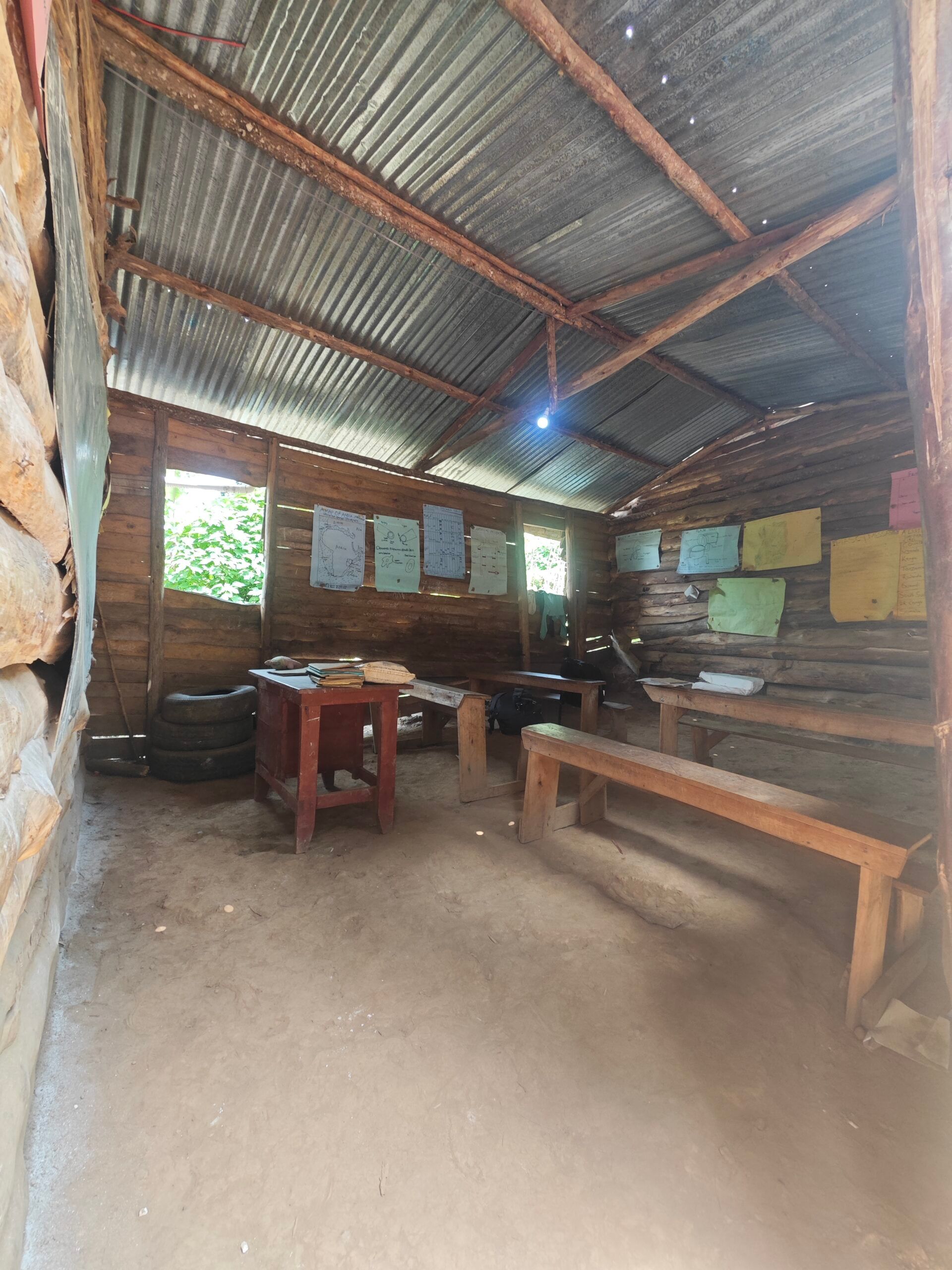 Leeres Klassenzimmer in Holzbauweise