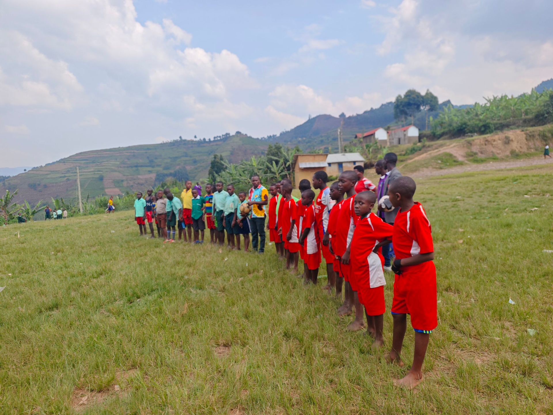 Mannschaftsbesprechung auf dem Sportplatz