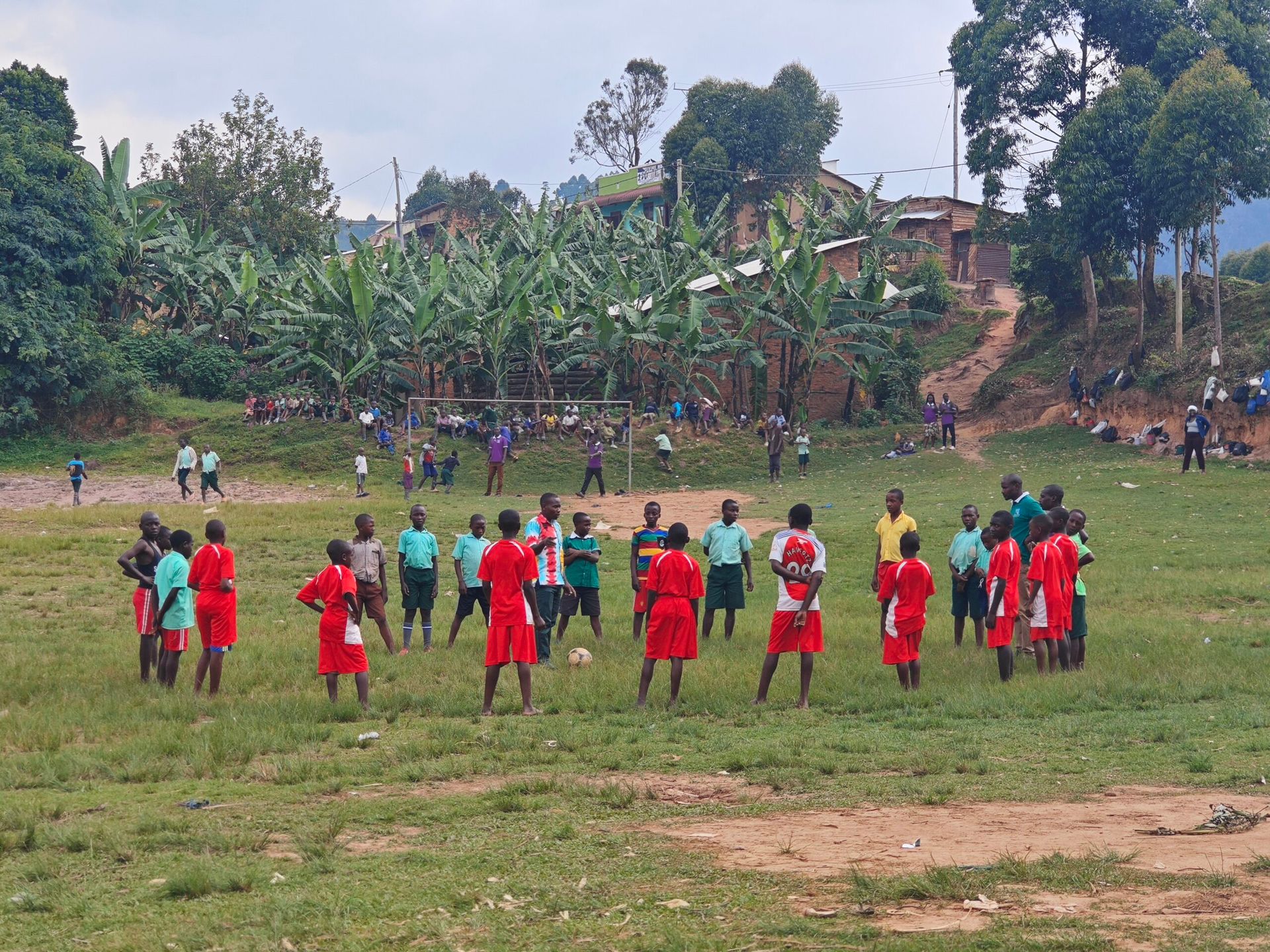 Mannschaftsbesprechung auf dem Sportplatz